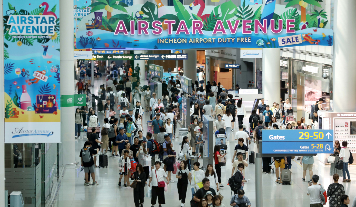 ▲지난해 8월 4일 휴가철을 맞이한 인천공항 제1여객터미널이 해외여행을 떠나는 시민들로 붐비고 있다. (뉴시스)