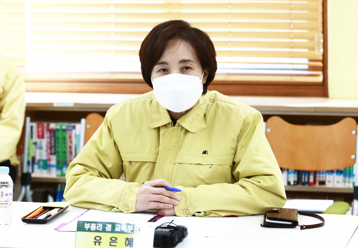 ▲유은혜 사회부총리가 1일 오후 강원 춘천 소양고등학교에서 대학수학능력시험 수험장 준비상황을 점검하고 있다. (뉴시스)