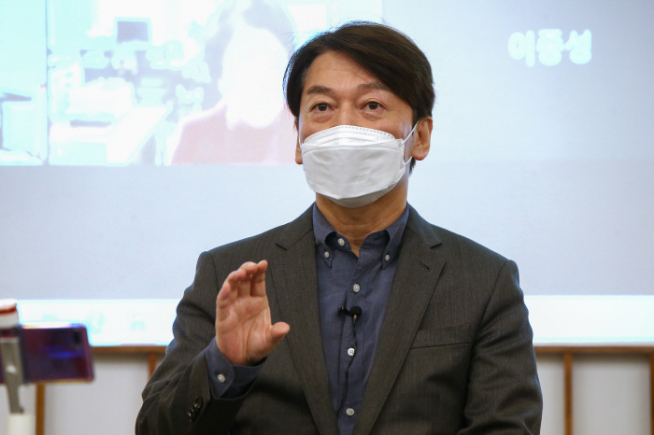 ▲국민의당 안철수 대표가 2일 서울 여의도 정치문화플랫폼 하우스(How's)에서 국민의힘 초선의원 모임 '명불허전 보수다'의 온라인 초청 강연을 하고 있다.  (연합뉴스)