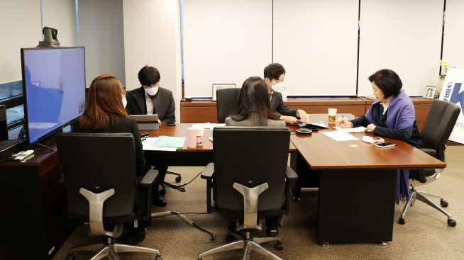 ▲박영선 중소벤처기업부 장관이 2일 캐나다 메리 응 중소기업·수출진흥·국제무역 장관과 화상 면담을 진행하고, 양국의 중소기업 협력에 대해 협의하고 있다.
 (중기부 제공)