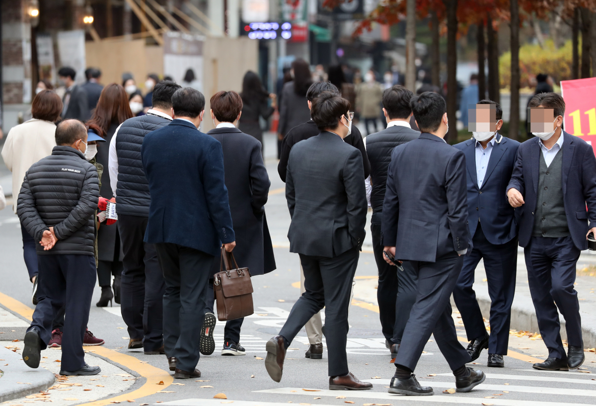 ▲서울 광화문 일대 도로에서 직장인들이 점심식사 후 직장으로 돌아가고 있다. (뉴시스)