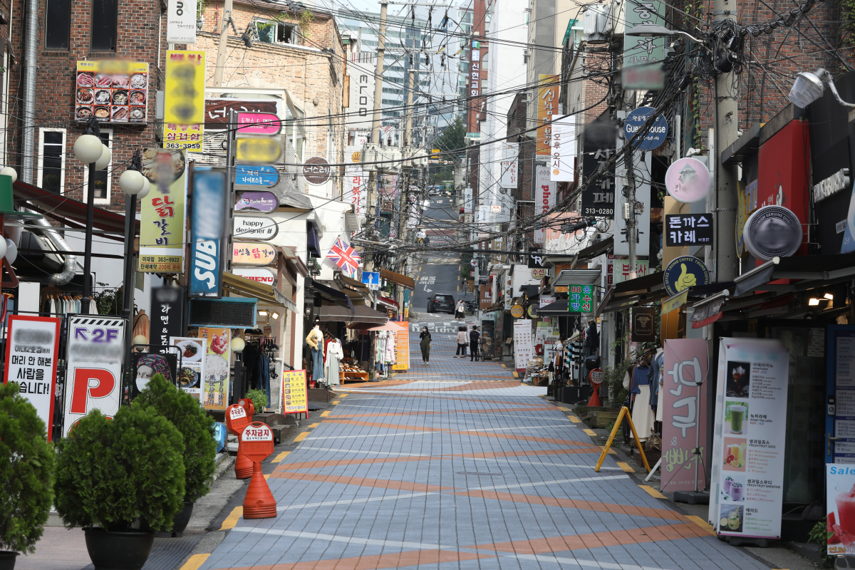 ▲2학기 비대면 수업으로 서울 서대문구 이화여대 인근 상점거리가 한산한 모습을 보이고 있다. (뉴시스)