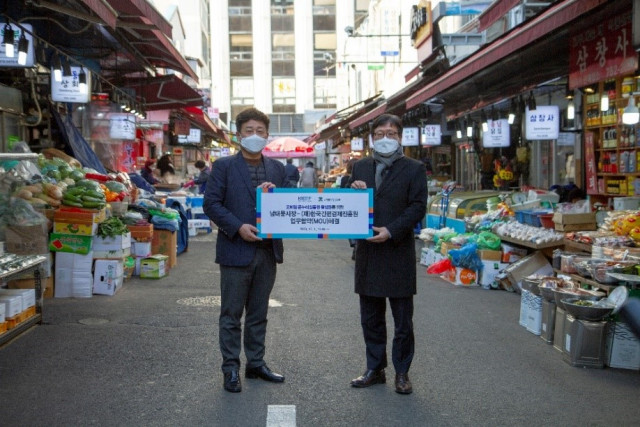 ▲문남엽 남대문시장상인회장(왼쪽부터)과 이근주 한국간편결제진흥원장이 남대문시장에서 업무협약 관련 기념촬영을 하고 있다. (사진제공=한국간편결제진흥원)