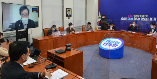 ▲더불어민주당 이낙연 대표가 2일 오전 서울 여의도 국회에서 열린 최고위원회의에 화상으로 참석, 발언하고 있다. (연합뉴스)
