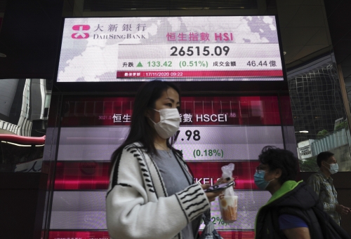 ▲홍콩에서 지난달 17일(현지시간) 행인들이 홍콩증권거래소의 전광판 앞을 지나고 있다. JD헬스인터내셔널은 1일 홍콩증시 기업공개(IPO)에서 34억8000만 달러(약 3조9325억 원)를 조달했다. 홍콩/AP뉴시스
