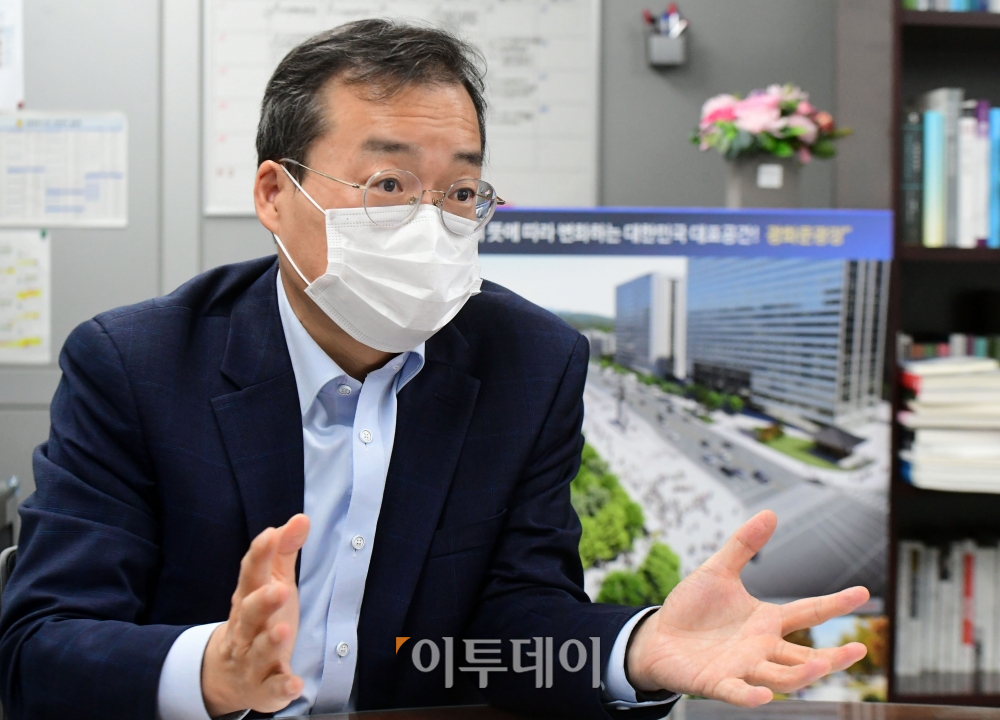 ▲정상택 광화문광장추진단장이 3일 서울시청 광화문광장추진단장실에서 이투데이와 인터뷰하고 있다. (고이란 기자 photoeran@)