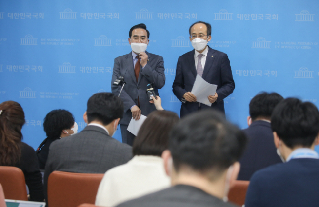 ▲국회 예산결산특별위원회의 더불어민주당 박홍근 간사(왼쪽)와 국민의힘 추경호 간사가 1일 국회 소통관에서 2021회계연도 예산안 처리를 위한 합의문을 발표한 뒤 취재진과 인터뷰하고 있다. (연합뉴스)