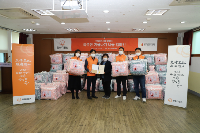 ▲한화디펜스 경영지원실 이재훈 지원팀장(왼쪽 두 번째)과 박종옥 중구자원봉사센터장이 2일 ‘2020 서울특별시 자원봉사 유공 표창’ 기념 촬영을 하고 있다. 한화디펜스는 지난 2018년부터 중구자원봉사센터와 함께 지역 취약계층을 대상으로 한 나눔 활동을 이어가며 복지 사각지대 해소를 위해 노력하고 있다.  (사진제공=한화디펜스)