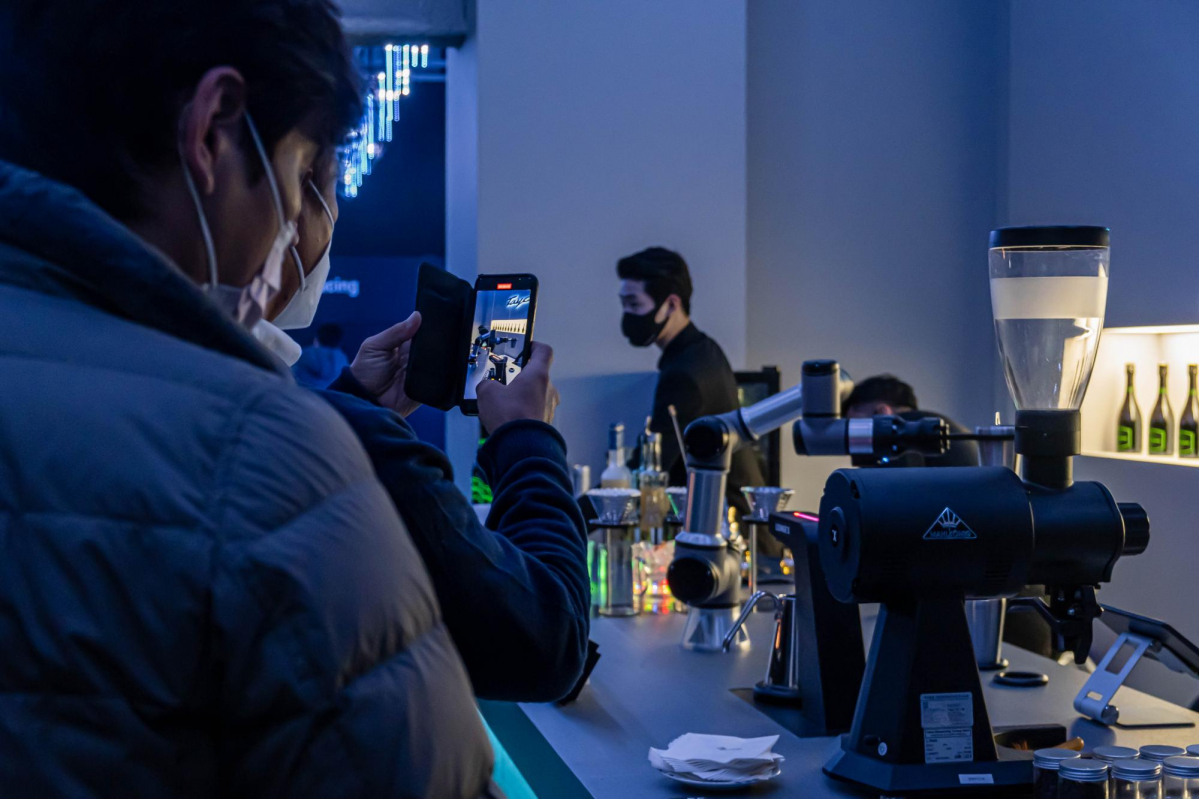 ▲사진=방문객들에게 뜨거운 반응을 얻은 바리스타 협동로봇 '바리스'