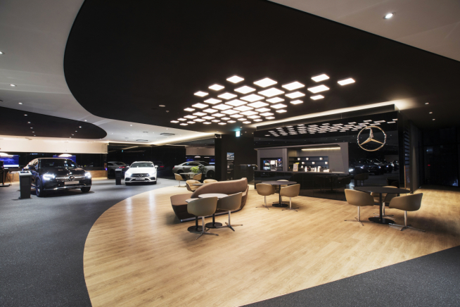 ▲전시장은 층별로 콘셉트를 차별화했다. 2층은 초호화 브랜드 마이바흐 고객을, 4층은 고성능 AMG 고객을 위한 공간으로 꾸몄다. (사진제공=KCC오토)