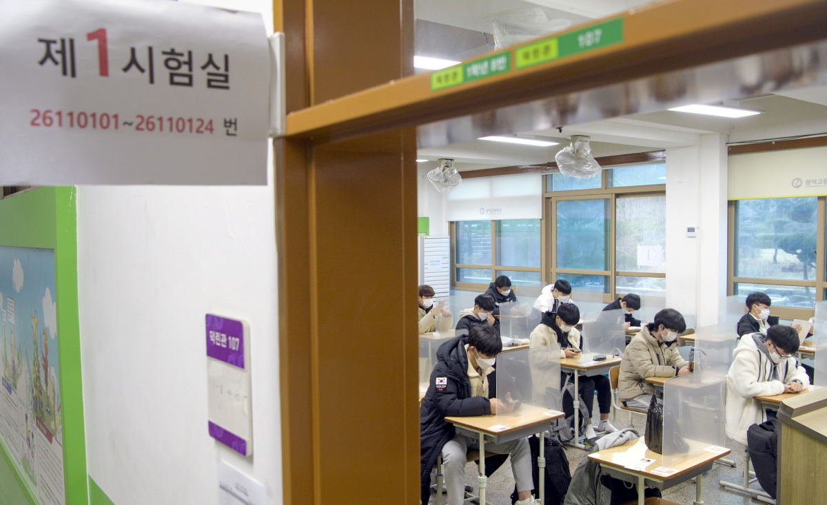 ▲2021학년도 대학수학능력시험이 실시된 3일 오전 광주 서구 26지구 제11시험장(광덕고등학교)에서 수험생들이 시험 시작을 기다리고 있다. (뉴시스)