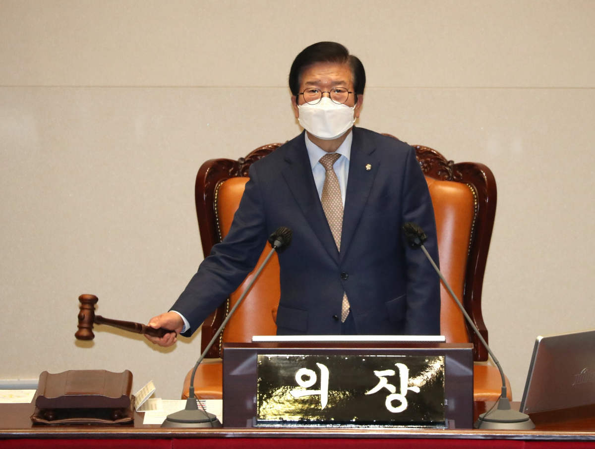 ▲박병석 국회의장이 2일 서울 여의도 국회 본회의장에서 새해 예산안 가결을 선포하고 있다. (공동취재사진) (뉴시스)