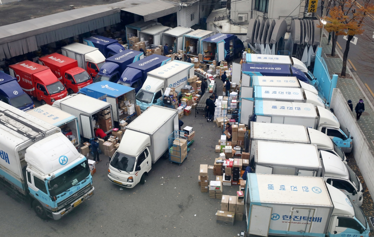▲서울 시내의 한 택배 물류센터에서 택배노동자들이 분류작업을 하고 있다. (뉴시스)