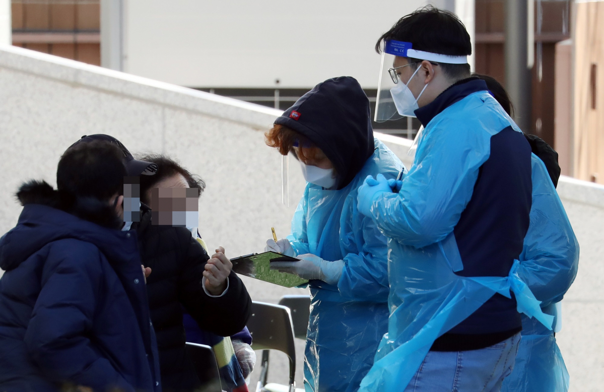 ▲질병관리청 중앙방역대책본부에 따르면 코로나19 누적 확진자가 전날 0시 이후 540명 늘어난 것으로 집계된 3일 서울 중랑구청 선별진료소에서 의료진이 검사 업무를 보고 있다. 지역별 서울 260명, 경기 137명, 인천 22명, 부산 15명, 충남 13명, 경남 13명, 경북 10명, 충북 9명 등이다. 2일에 이어 이틀째 전국 17개 시·도 전역에서 지역사회 감염이 발생했다. (뉴시스)