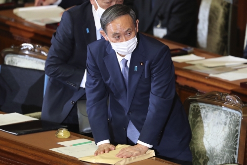▲스가 요시히데 일본 총리가 10월 26일 도쿄에서 열린 참의원 회의에 참석하고 있다. 일본 정부는 스가 총리의 탄소 배출 제로(0) 공약에 맞춰 2030년대 중반부터 휘발유 차량 신규 판매를 금지할 방침이다. 도쿄/AP뉴시스