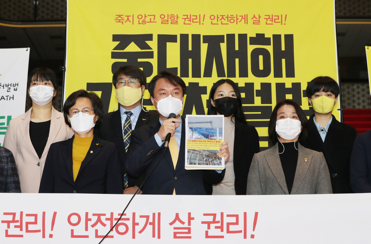 ▲김종철 정의당 대표가 3일 서울 여의도 국회에서 열린 중대재해기업처벌법 제정 촉구 비상행동 기자회견에서 안전그물망이 설치돼 노동자의 생명을 구한 현장과 안전시설이 없는 현장을 비교하며 중대재해기업처벌법 제정의 필요성에 대해 설명하고 있다. (연합뉴스)