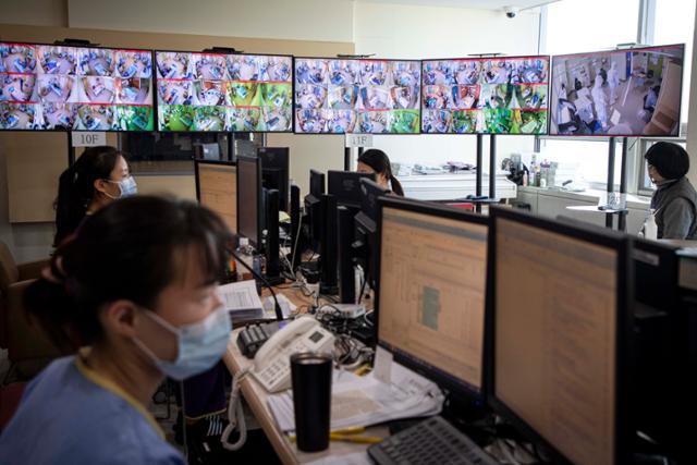 ▲2021학년도 대학수학능력시험이 치러지는 3일 오전 서울 중랑구 서울의료원 격리병동에 마련된 ‘코로나19 확진 수험생’을 위한 임시 고사장에서 수험생이 시험을 치르는 모습이(오른쪽 큰화면) 종합상황실 폐쇄회로 속 화면으로 보여지고있다. 이날 서울의료원에서 시험을 치른 수험생은 5명이다. (사진공동취재단)