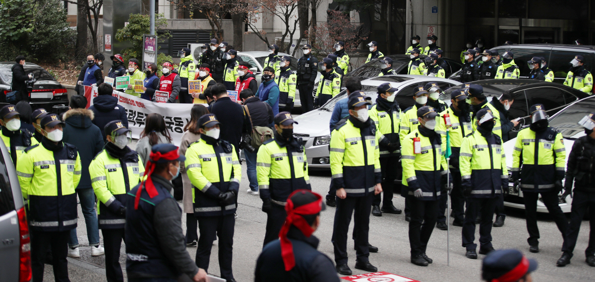 ▲지난 25일 오후 서울 더불어민주당 서울시당 앞에서 ‘노동개악 저지! 전태일3법 쟁취! 민주노총 총파업 총력투쟁 전국동시다발대회’가 열리고 있다. 2020.11.25
(자료=연합뉴스)