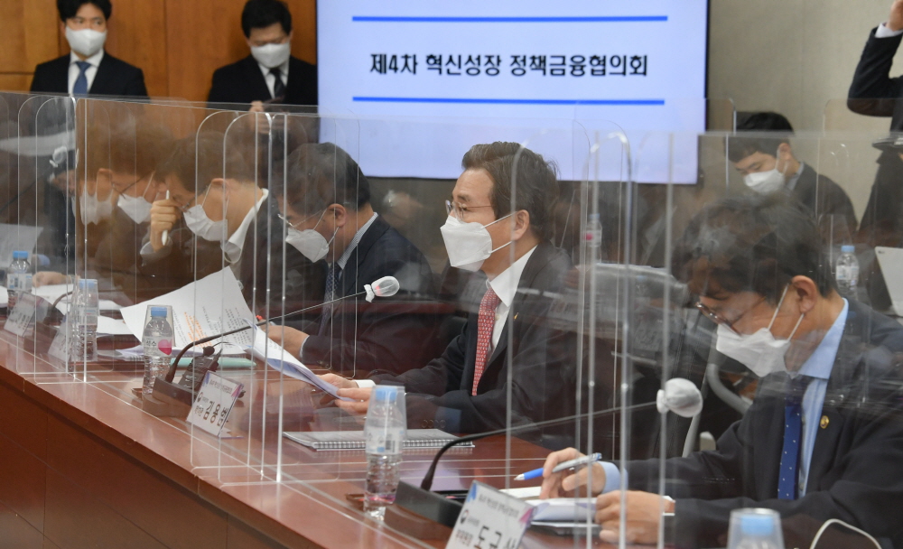 ▲김용범 기획재정부 1차관이 12월 4일 서울 여의도 산업은행 별관에서 열린 '제4차 혁신성장 정책금융협의회'를 주재, 모두발언을 하고 있다. (사진제공=기획재정부)