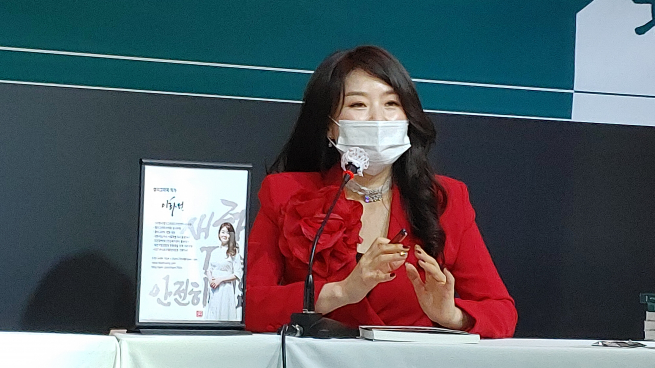 ▲한국글씨예술멘토링협회 회장을 맡은 이화선 작가.