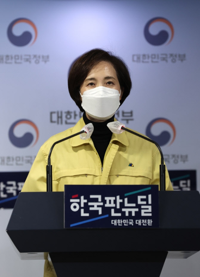 ▲유은혜 사회부총리 겸 교육부 장관이 2021 대학수학능력시험 다음날인 4일 오전 정부서울청사에서 수능 이후 대학별 평가 관련 브리핑을 하고 있다. (연합뉴스)