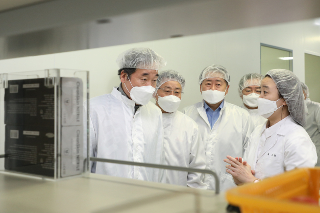 ▲더불어민주당 이낙연 대표가 5일 경북 안동 SK바이오사이언스 공장을 찾아 연구시설을 살펴보고 있다. 이 대표는 이날 방문에서 백신 생산 현장의 애로 사항을 청취하고 관계자들을 격려했다. (사진=연합뉴스)