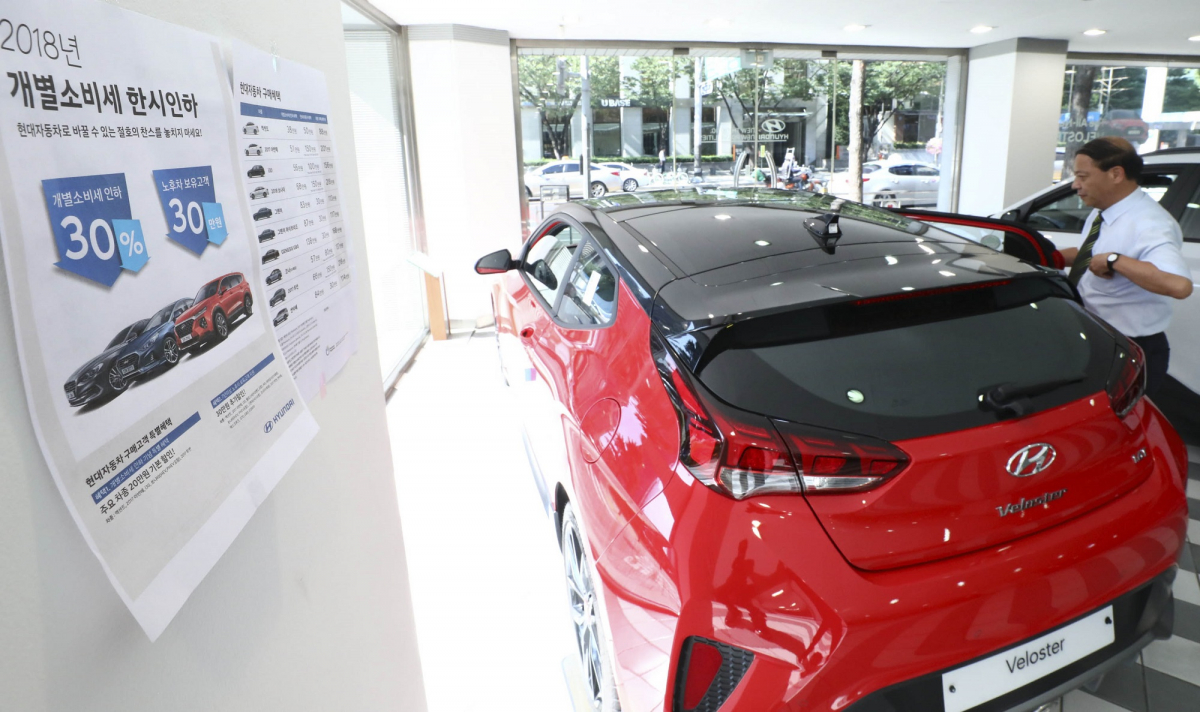 ▲정부의 승용차에 대한 개별소비세(개소세) 인하가 시작된 2018년 7월 19일 서울시내의 한 자동차판매 매장에 개소세 인하 관련 안내문이 붙어 있다. (뉴시스)