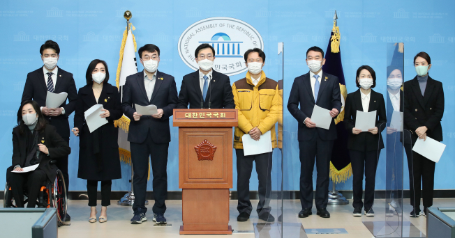 ▲장경태 의원을 비롯한 더불어민주당 3040 초선의원들이 6일 서울 여의도 국회 소통관에서 공수처법과 세월호법 개정안 통과를 위한 기자회견을 하고 있다. 왼쪽부터 최혜영, 오영환, 유정주, 김남국, 장경태, 이탄희, 김용민, 홍정민, 고민정 의원. (연합뉴스)