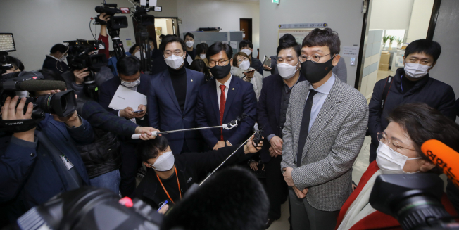 ▲국민의힘 김웅 의원 등 초선 의원들이 4일 서울 여의도 국회 법제사법위원회 법안심사제1소위원회 회의실 앞에서 고위공직자범죄수사처 설치 및 운영에 관한 법률 일부 개정법률안 논의에 대한 반대 입장을 밝히고 있다.  (연합뉴스)