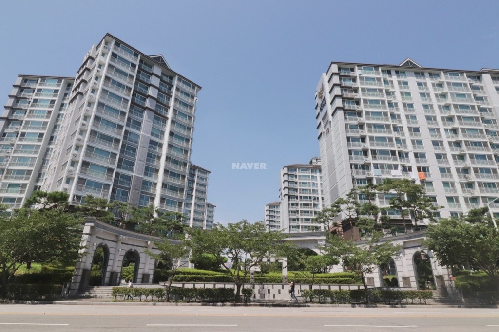 ▲'11‧19 대책' 이후 풍선효과로 비규제지역의 집값이 가파르게 오르고 있다. 최근 투자 수요가 몰리며 아파트 매매값이 급등한 부산 강서구 명지동 ‘롯데캐슬’ 아파트 단지 전경. (출처=네이버부동산)