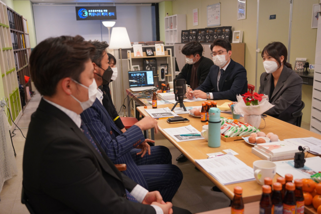 ▲민주당 청년TF는 6일 오전 서울 여의도 국회 소통관에서 브리핑을 갖고 전날(5일) 경기 양주시 보호종료아동 커뮤니티 케어센터에서 4번째 '미소대화'를 열고 보호종료아동 자립지원 실태 등을 논의했다고 밝혔다.  (사진제공=더불어민주당)