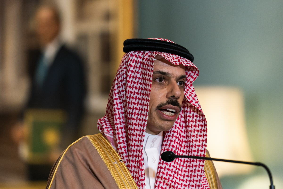 ▲파이살 빈 파르한 알 사우드 사우디 왕자가 10월 14일(현지시간) 미국 워싱턴에서 마이크 폼페이오 미 국무장관과 회담을 나누고 있다. 워싱턴D.C./AP뉴시스