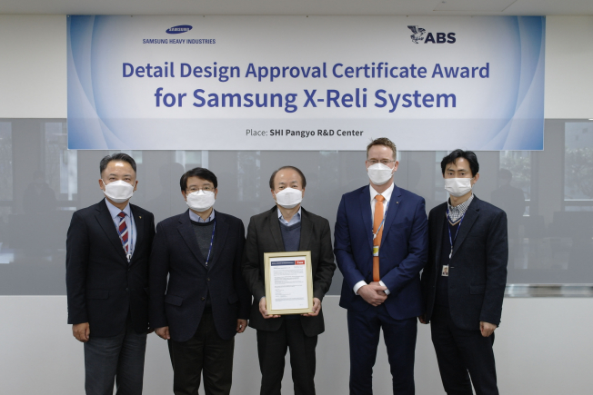 ▲전현부기 ABS 본부장(왼쪽부터) 이동연 삼성중공업 에너지플랜트연구센터장(상무), 심용래 삼성중공업 조선해양연구소장(상무), 대런 레스코스키 ABS 사업개발 임원, 장해기 조선시추기술영업팀장(상무)이 재액화시스템 인증서 수여 행사 기념촬영을 하고 있다. (사진제공=삼성중공업)