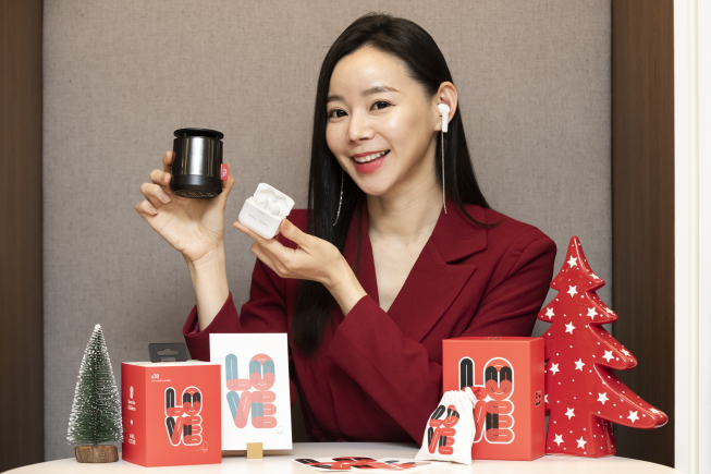 ▲SK네트웍스의 정보통신 라이프스타일 브랜드 에이프릴스톤은 세이브더칠드런과 협업을 통해 ‘a20 2세대’ 무선 이어폰과 ‘a30’ 블루투스 스피커를 활용한 세이브더칠드런에디션 패키지를 각각 출시한다고 7일 밝혔다. 모델이 세이브더칠드런에디션을 소개하고 있다. (사진제공=SK네트웍스)