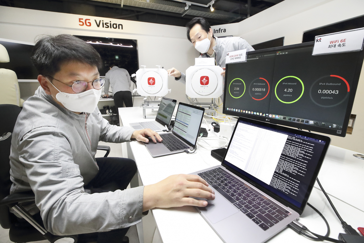 ▲서울 서초구 KT연구개발센터에서 KT 연구원들이 차세대 와이파이 무선 공유기로 와이파이 6E 기술을 테스트하고 있다. (사진제공=KT)