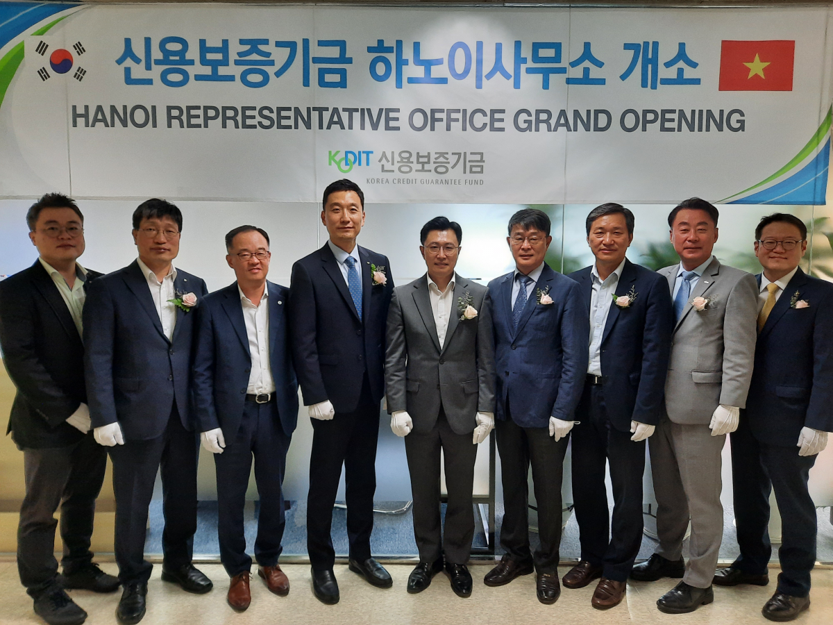 ▲신용보증기금 전보건 사무소장(왼쪽에서 네 번째)이 유관기관 대표 등과 함께 7일 베트남 하노이 경남 랜드마크타워에서 개최된 '신용보증기금 베트남 하노이 대표사무식 개소식'에서 기념촬영을 하고 있다. (사진제공=신용보증기금)
