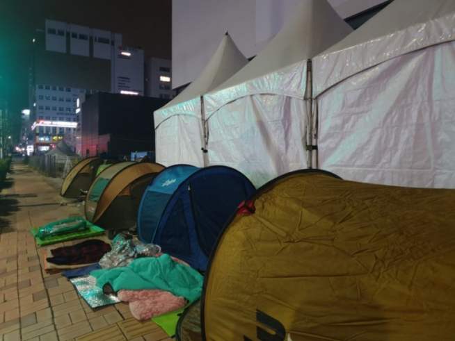 ▲지난 4일 잔여세대 분양에 나선 '당진 센트레빌 르네블루' 아파트 분양 현장 모습. 텐트까지 친 채 밤샘 줄서기도 마다하지 않는 청약 대기자들이 넘쳐났다. (온라인 커뮤니티)