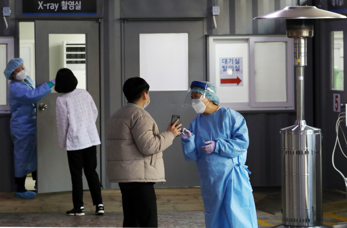 ▲신종 코로나바이러스 감염증(코로나19) 신규 확진자가 615명으로 집계된 7일 인천시 남동구 가천대길병원 코로나19 선별진료소에서 의료진이 분주하게 움직이고 있다. (뉴시스)