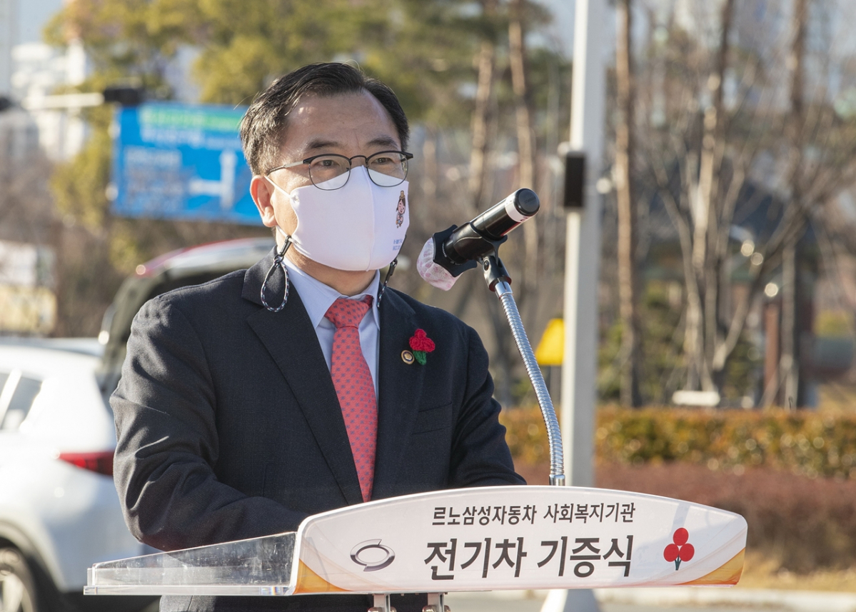 ▲홍정기 환경부 차관이 3일 오후 부산 진구 부산시민공원 야외주차장에서 개최된 나눔 전기차 사회복지시설 전달식에 참석해 인사말을 하고 있다. (사진제공=환경부)