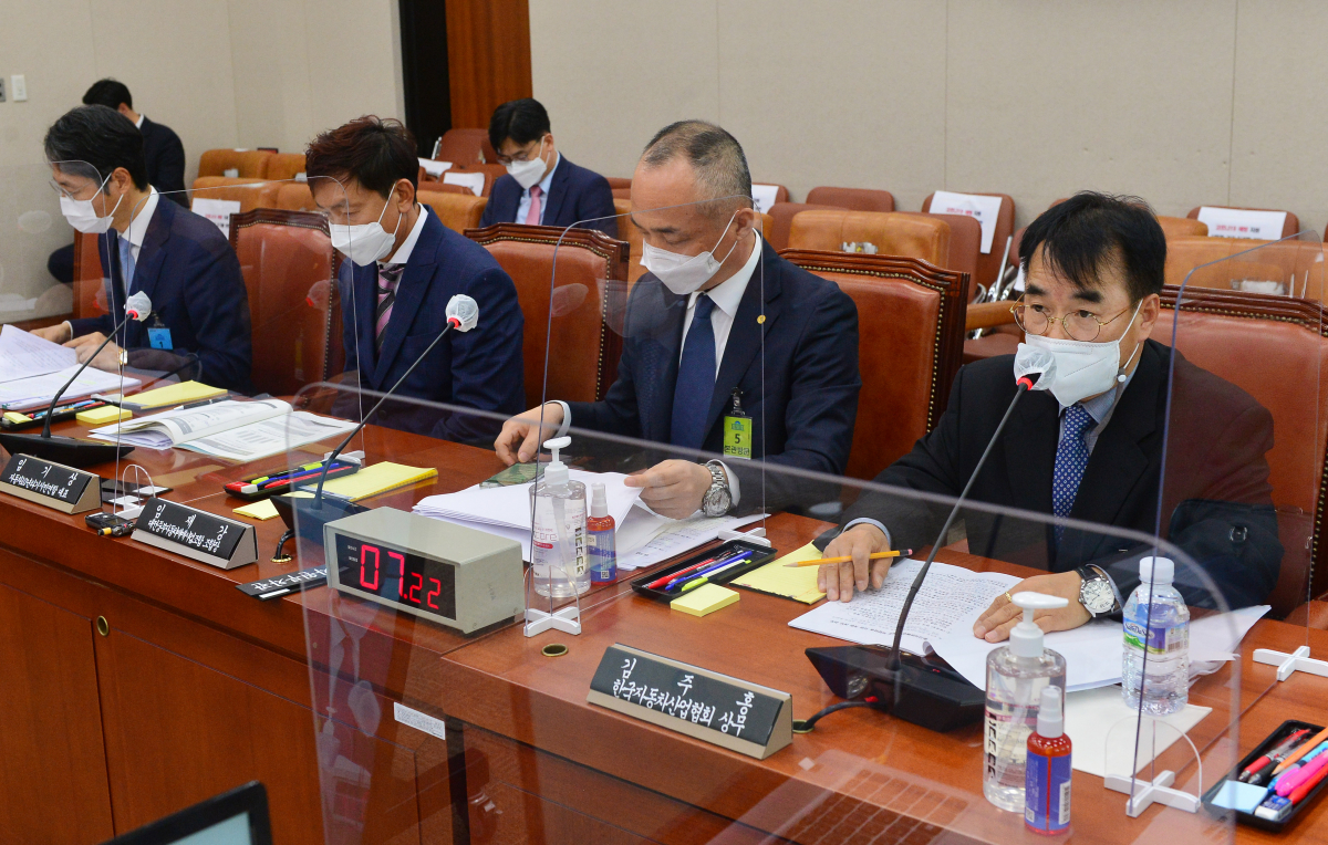 ▲7일 국회 산업통상자원중소벤처기업위원회에서 대기업의 중고자동차 매매시장 진출 관련 공청회가 열리고 있다. 오른쪽부터 김주홍 한국자동차산업협회(KAMA) 상무, 임재강 대전중부자동차매매사업조합 조합장, 임기상 자동차10년타기시민연합 대표, 정인국 케이카 대표.  (연합뉴스)