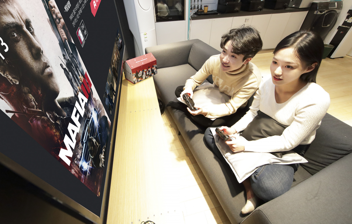 ▲KT 모델들이 기가지니 게임박스 서비스를 즐기고 있다. (사진제공=KT)