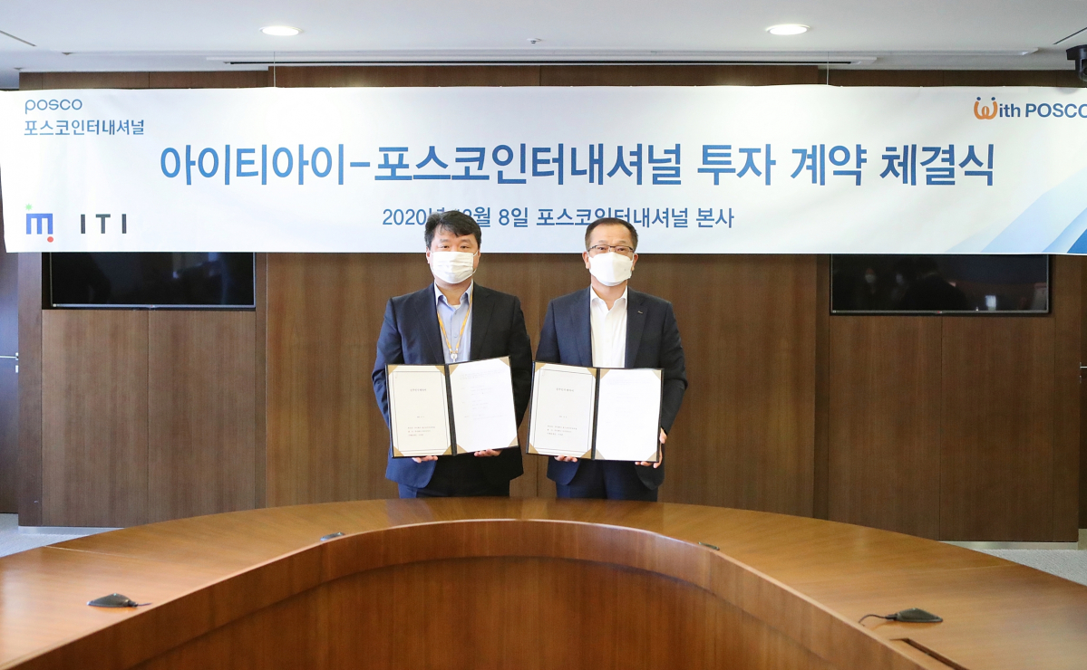 ▲주시보(오른쪽) 포스코인터내셔널 사장과 이석준 아이티아이 사장이 8일 상호 전략적 협력을 위한 신주인수계약을 체결하고 기념사진을 찍고 있다. (사진제공=포스코인터내셔널)