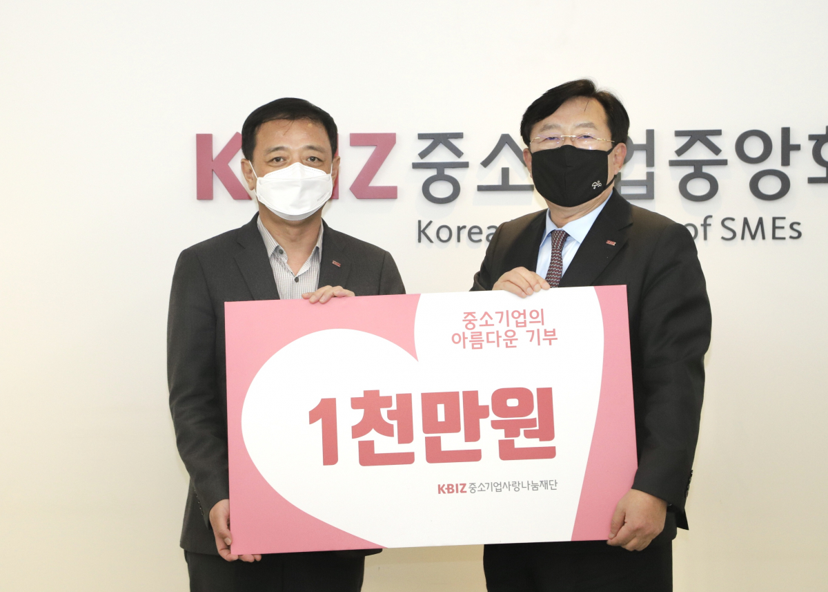 ▲김석원 맑은식품 회장(왼쪽)이 중소기업사랑나눔재단에 후원금 1000만 원을 기부하고 김기문 중소기업사랑나눔재단 명예이사장과 기념 촬영을 하고 있다. (사진제공=중소기업사랑나눔재단)