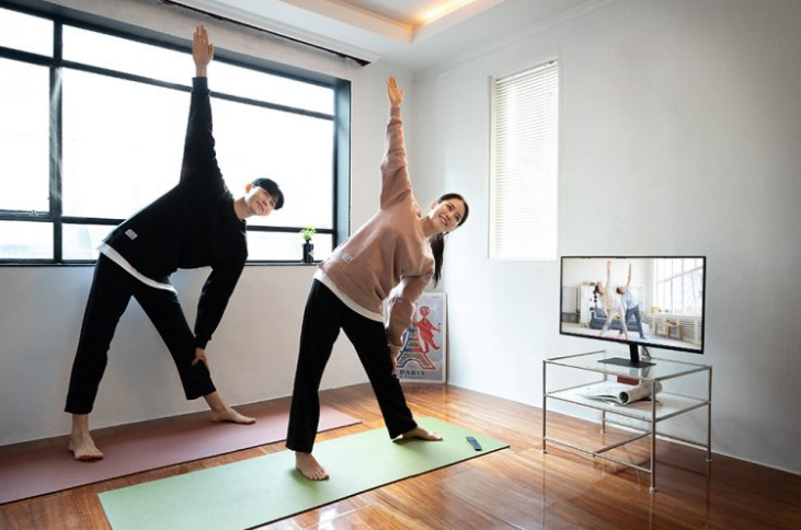 ▲삼성 스마트 모니터를 통해 '홈트'를 큰 화면으로 즐길 수 있다. (사진출처=삼성전자 뉴스룸)