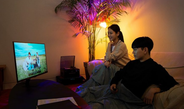 ▲삼성 스마트 모니터를 통해 집에서 영화를 감상하는 모습  (사진출처=삼성전자 뉴스룸)