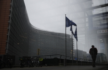 ▲7일(현지시간) 한 사람이 벨기에 브뤼셀의 유럽위원회 본부를 지나 걸어가고 있다. 브뤼셀/AP뉴시스
