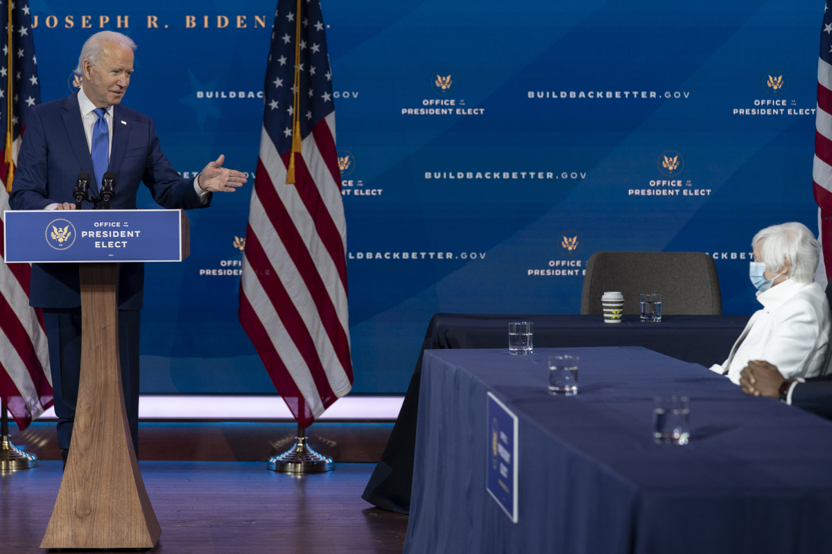 ▲조 바이든 미국 대통령 당선인이 1일(현지시간) 델라웨어주 윌밍턴에서 열린 경제팀 지명자 소개 기자회견에서 재닛 옐런 재무장관 지명자를 소개하고 있다. 윌밍턴/AP뉴시스