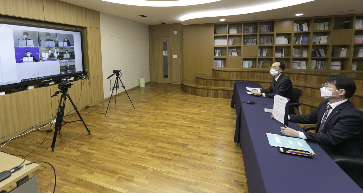 ▲8일 김귀수 캠코 기업지원본부장(사진 오른쪽)이 전국은행연합회, 저축은행중앙회, 기술보증기금, 신용보증기금, 중소벤처기업진흥공단 관계자와 온라인 화상회의를 통해 법인연대보증인 신용지원을 위한 양해각서를 체결하고 있다. (사진제공=캠코)