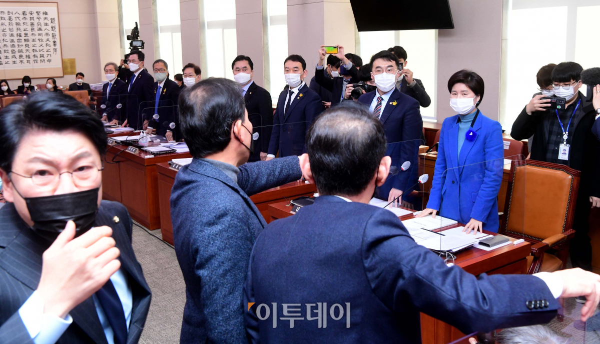 ▲국회 법사위는 8일 오전 11시 전체회의를 개의했다. 앞서 오전 안건조정위에서 의결한 공수처법 개정안(김용민 의원 대표발의안이 주로 반영)을 전체회의 안건으로 올렸다. 여야 법사위원간 고성이 오가는 등 아수라장 속에서 윤호중 법사위원장이 기립 표결을 통해 법안을 처리했다. (신태현 기자 holjjak@)