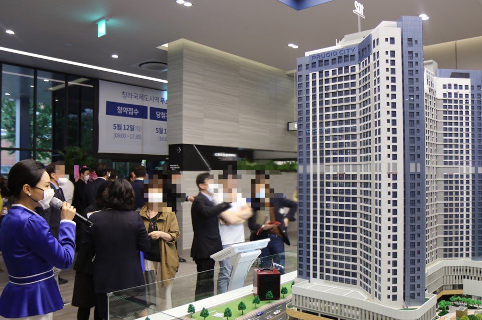 ▲올해 서울 마지막 '로또 단지' 청약이 코앞으로 다가왔다. 서울 내 보기 힘든 대규모 택지지지구인 데다 분양가격마저 주변 시세 대비 반값이어서 청약 전쟁이 벌어질 것이란 전망이 나오고 있다. 사진은 지난 5월 문을 연 인천 '청라국제도시역 푸르지오 시티' 견본주택 내부 모습. (사진 제공=우주개발 )